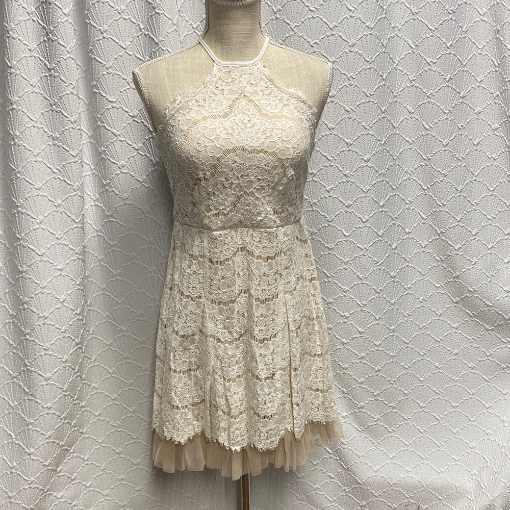 Francesca's size medium Collections Cream Lace Mini‎ Dress nude lined feminine